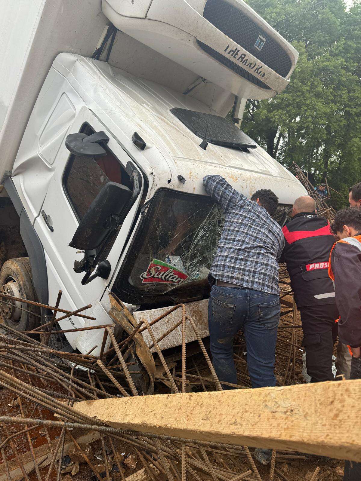 Menteşe'de Korkutan Kaza, TIR Sürücüsü Ölümden Döndü 5